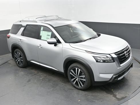New 2025 Nissan Pathfinder Platinum image 32