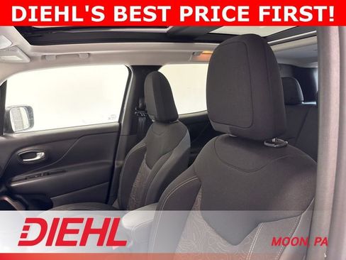 Used 2023 Jeep Renegade Latitude w/ Sun/Sound Group AWD/4WD image 18