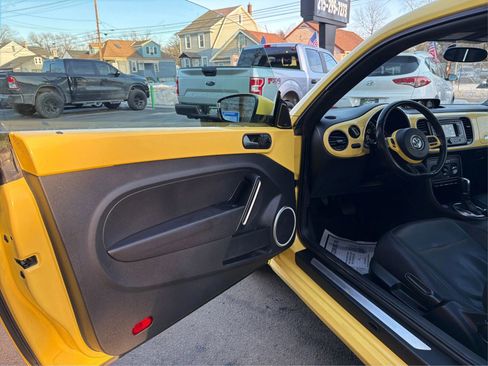 Used 2013 Volkswagen Beetle TDI image 19