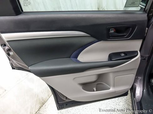 Used 2019 Toyota Highlander LE AWD/4WD image 20