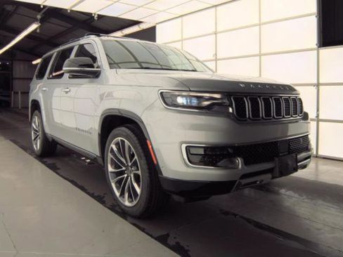 Used 2024 Jeep Wagoneer Series III w/ Premium Group I AWD/4WD image 3