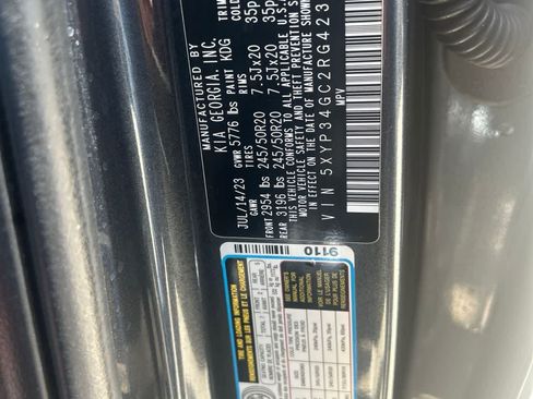 Used 2024 Kia Telluride EX w/ EX Captain's Chair Package FWD image 3