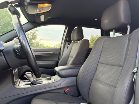 Used 2019 Jeep Grand Cherokee Laredo AWD/4WD image 15