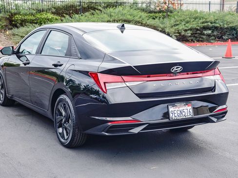 Used 2023 Hyundai Elantra SEL w/ Cargo Package image 5