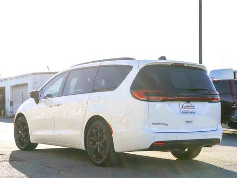 New 2026 Chrysler Pacifica Select w/ S Appearance Package image 5