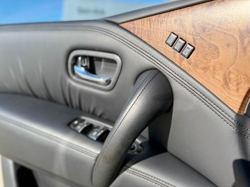 Used 2024 Nissan Armada SL w/ Captain's Chairs Package image 18