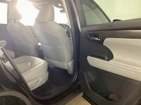 Used 2020 Toyota Highlander Platinum AWD/4WD image 19