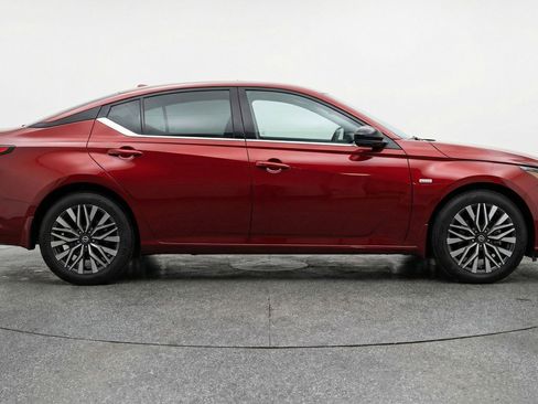 Used 2025 Nissan Altima 2.5 SV FWD image 11