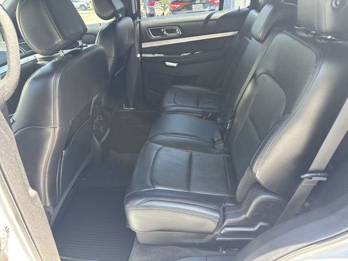 Used 2017 Ford Explorer XLT w/ Equipment Group 202A FWD image 15