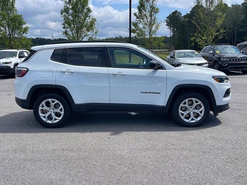 Used 2024 Jeep Compass Latitude AWD/4WD image 8