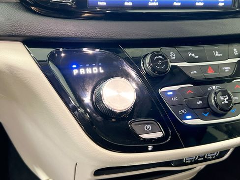 Used 2023 Chrysler Pacifica Touring-L image 25