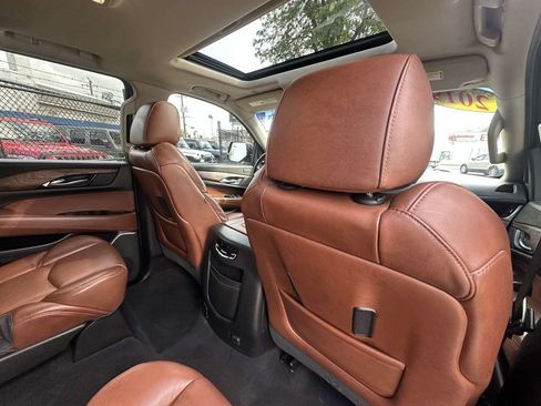 Used 2019 Cadillac Escalade Luxury AWD/4WD image 32