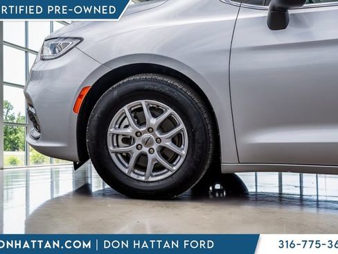 Used 2023 Chrysler Pacifica Touring-L FWD image 33