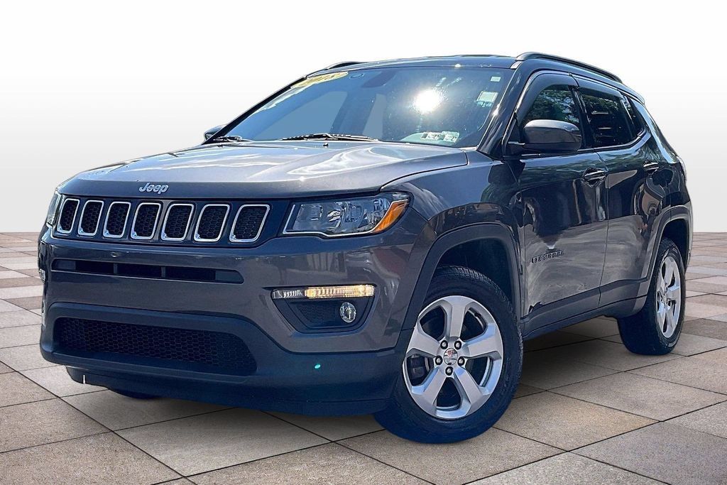 Used 2018 Jeep Compass Latitude w/ Cold Weather Group AWD/4WD image 2