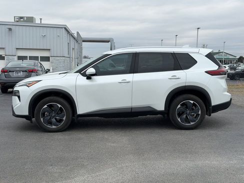 Used 2024 Nissan Rogue SV w/ SV Premium Package image 8