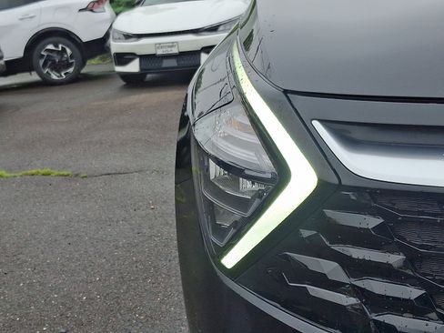 Used 2023 Kia Sportage SX image 9