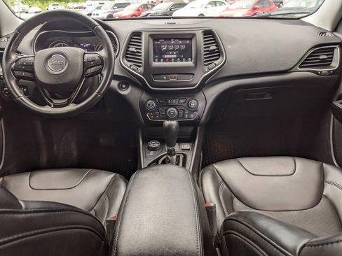 Used 2019 Jeep Cherokee Latitude Plus AWD/4WD image 17