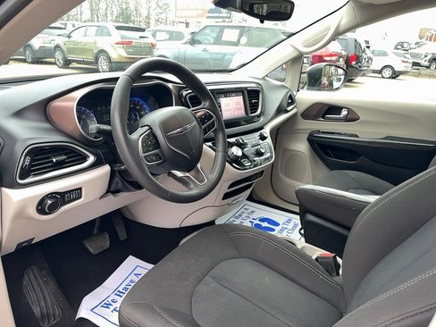 Used 2023 Chrysler Voyager LX image 25