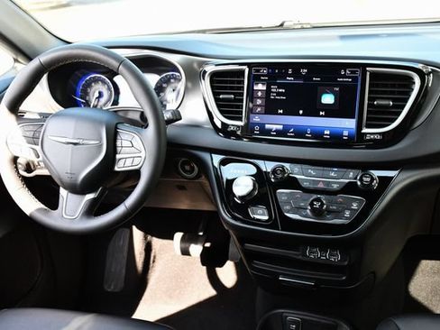 Used 2025 Chrysler Pacifica Select FWD image 2