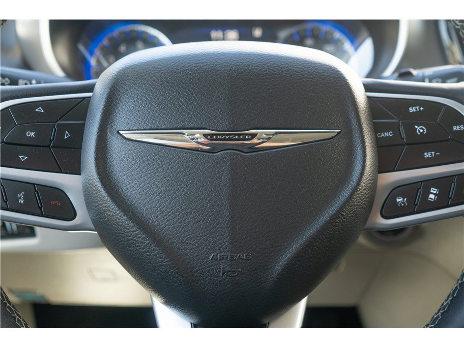 Used 2023 Chrysler Pacifica Touring-L FWD image 9