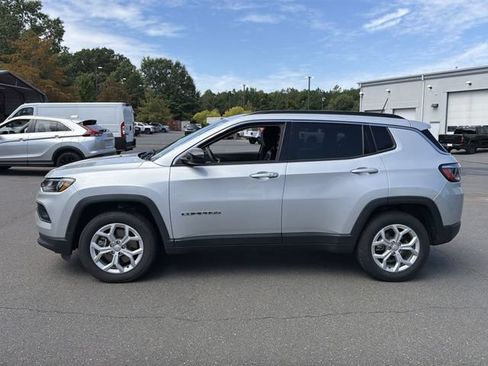 Used 2024 Jeep Compass Latitude AWD/4WD image 2