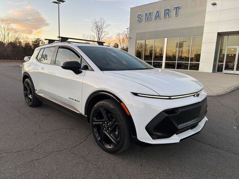 Used 2024 Chevrolet Equinox EV RS image 2