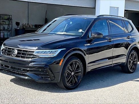 Certified 2022 Volkswagen Tiguan SE R-Line image 9