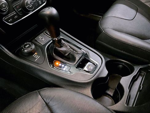 Used 2019 Jeep Cherokee Limited image 16