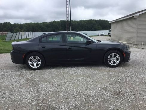Used 2019 Dodge Charger SXT RWD image 2