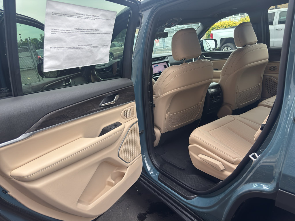 New 2026 Jeep Grand Cherokee L Limited w/ Luxury Tech Group II AWD/4WD image 18