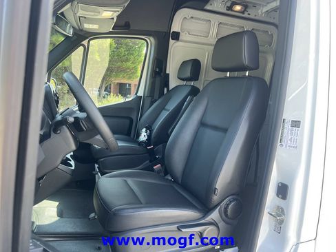 Used 2025 Mercedes-Benz Sprinter 2500 image 17