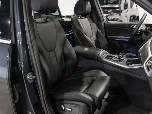 Used 2022 BMW X5 xDrive40i w/ Premium Package AWD/4WD image 38