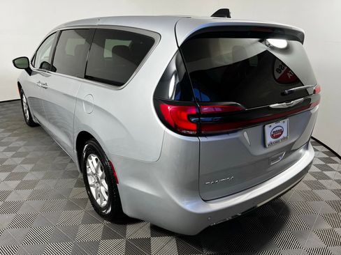 Used 2024 Chrysler Pacifica Touring-L image 7