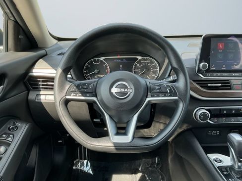 Used 2024 Nissan Altima 2.5 SV FWD image 13