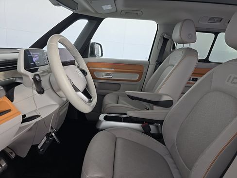 Used 2025 Volkswagen ID. Buzz Pro S Plus RWD image 9