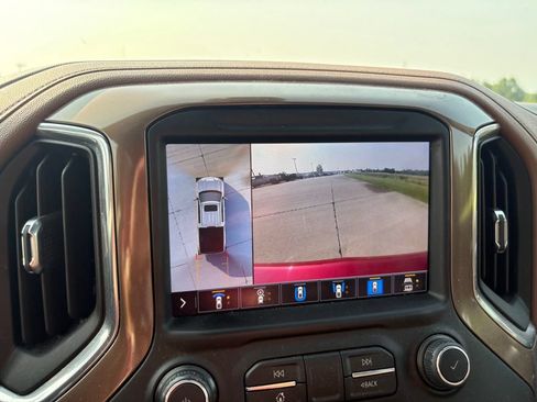 Used 2021 Chevrolet Silverado 1500 High Country w/ Technology Package AWD/4WD image 27