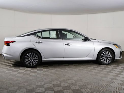 Used 2025 Nissan Altima 2.5 SV FWD image 14
