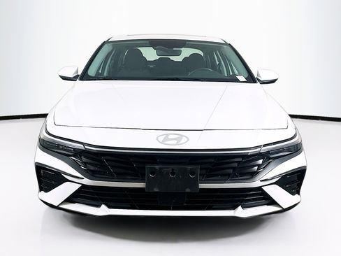 Used 2025 Hyundai Elantra SEL image 2