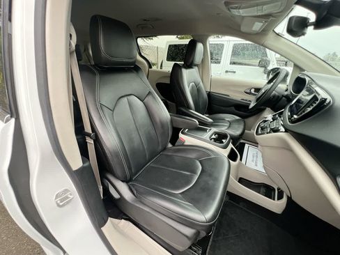 Used 2023 Chrysler Pacifica Touring-L FWD image 28
