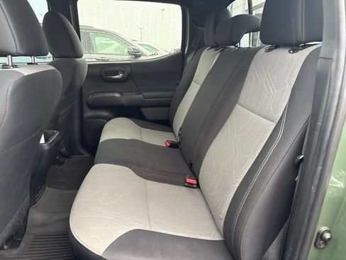 Used 2022 Toyota Tacoma TRD Off-Road AWD/4WD image 19