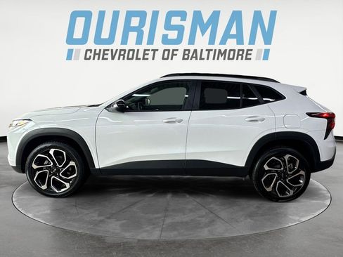 Certified 2025 Chevrolet Trax RS w/ Sunroof Package FWD image 3