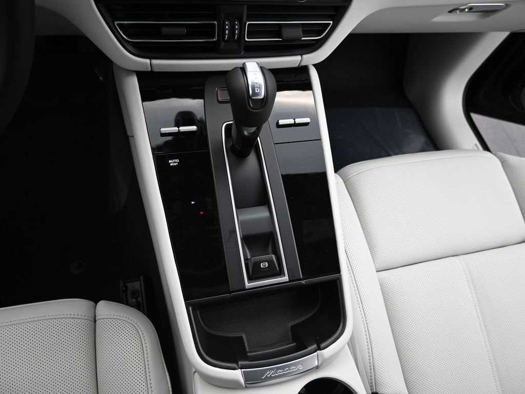 Certified 2026 Porsche Macan AWD/4WD image 27