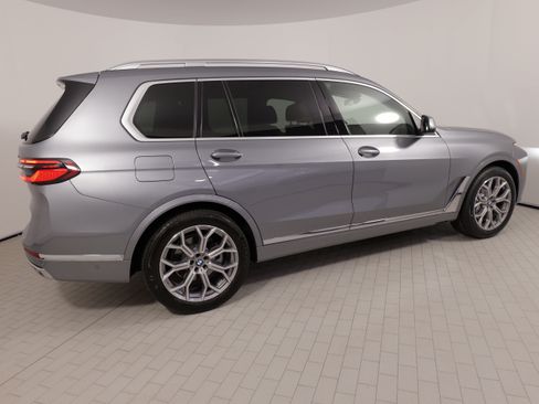 Used 2025 BMW X7 xDrive40i w/ Premium Package AWD/4WD image 9