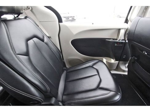 Used 2023 Chrysler Pacifica Touring-L image 11