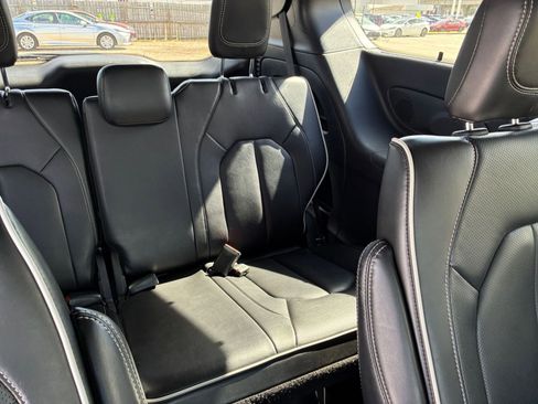 Used 2025 Chrysler Pacifica Limited image 37