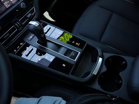 Certified 2025 Porsche Macan AWD/4WD image 24