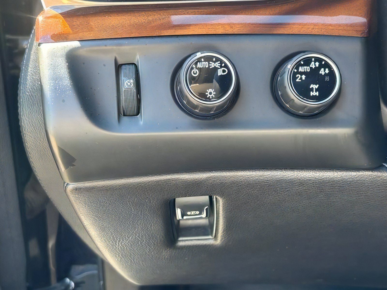 Used 2015 Cadillac Escalade Premium AWD/4WD image 25