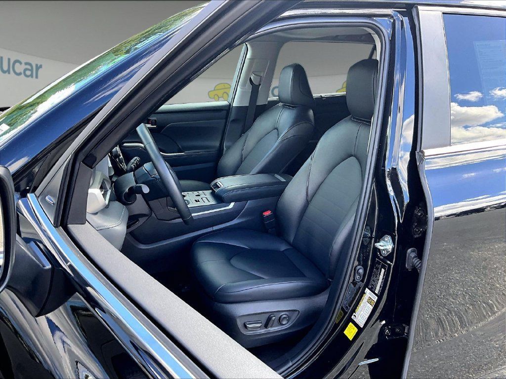 Used 2026 Toyota Highlander XLE AWD/4WD image 10