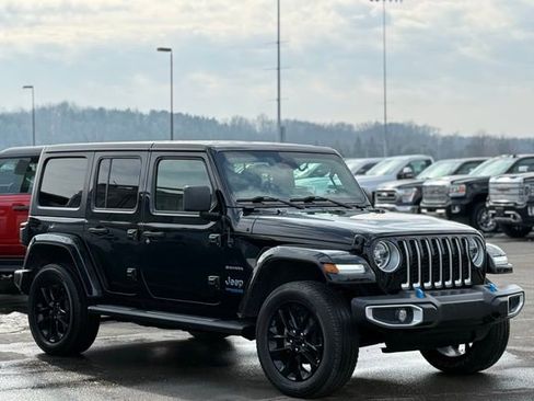 Used 2022 Jeep Wrangler Unlimited Sahara w/ Cold Weather Group image 39