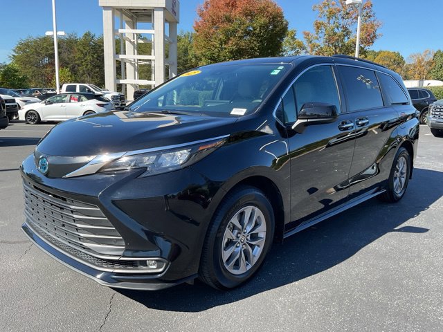 Used 2025 Toyota Sienna XLE FWD image 2